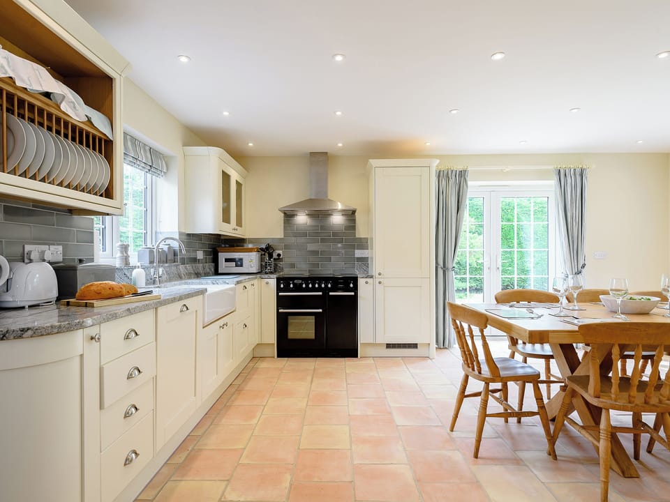 Spacious kitchen and dining area | Sea Holly Cottage - Hall Lane Cottages, Thornham, near Kings Lynn