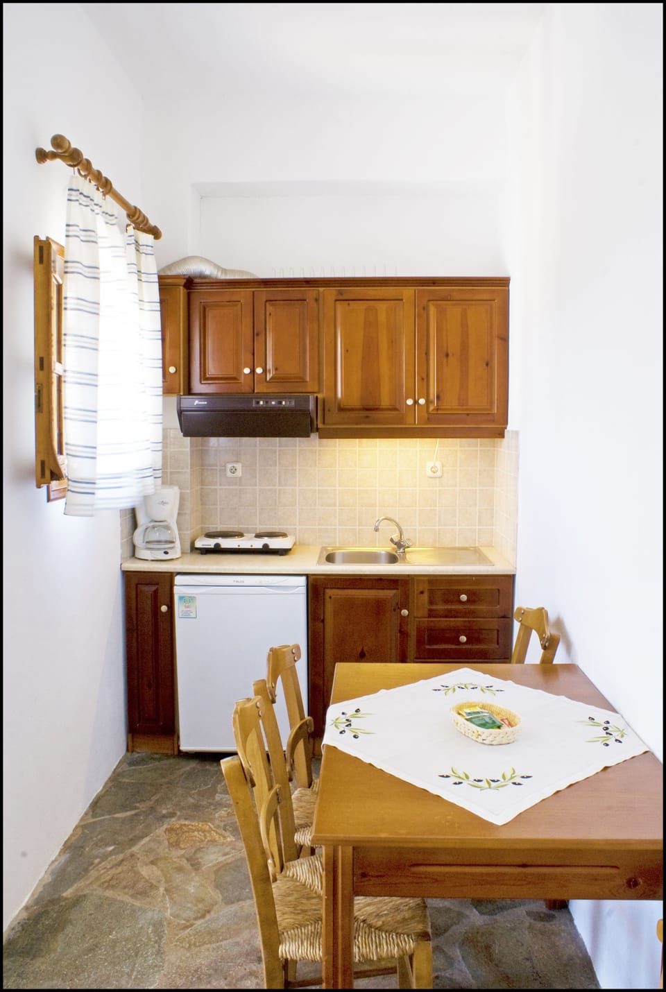 Apartment, 1 Bedroom | Private kitchenette | Fridge, coffee/tea maker, electric kettle, cookware/dishes/utensils
