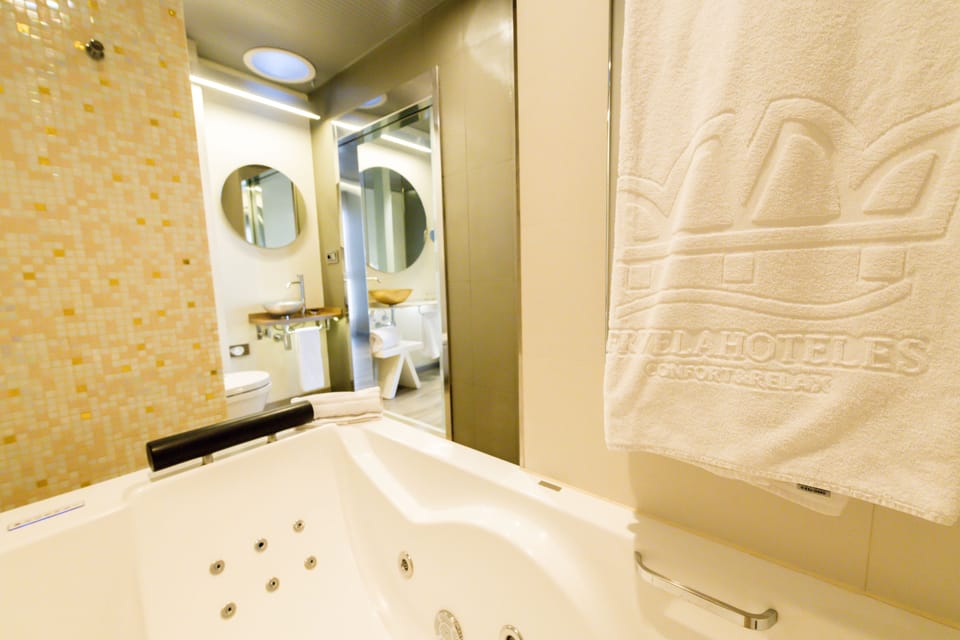 Suite | Bathroom | Free toiletries, hair dryer, towels, soap