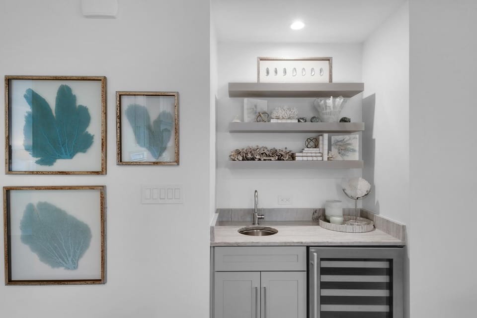 Wet bar w/wine cooler