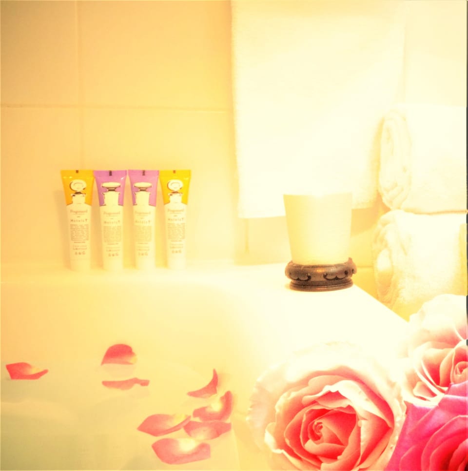 Combined shower/tub, designer toiletries, hair dryer, towels