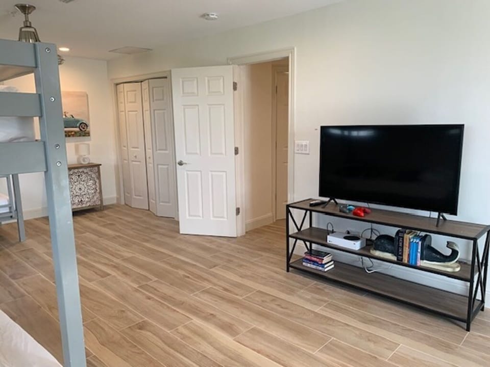 Kids bunkroom, comes with 65 inch smart TV and an XBox with 2 controller's 