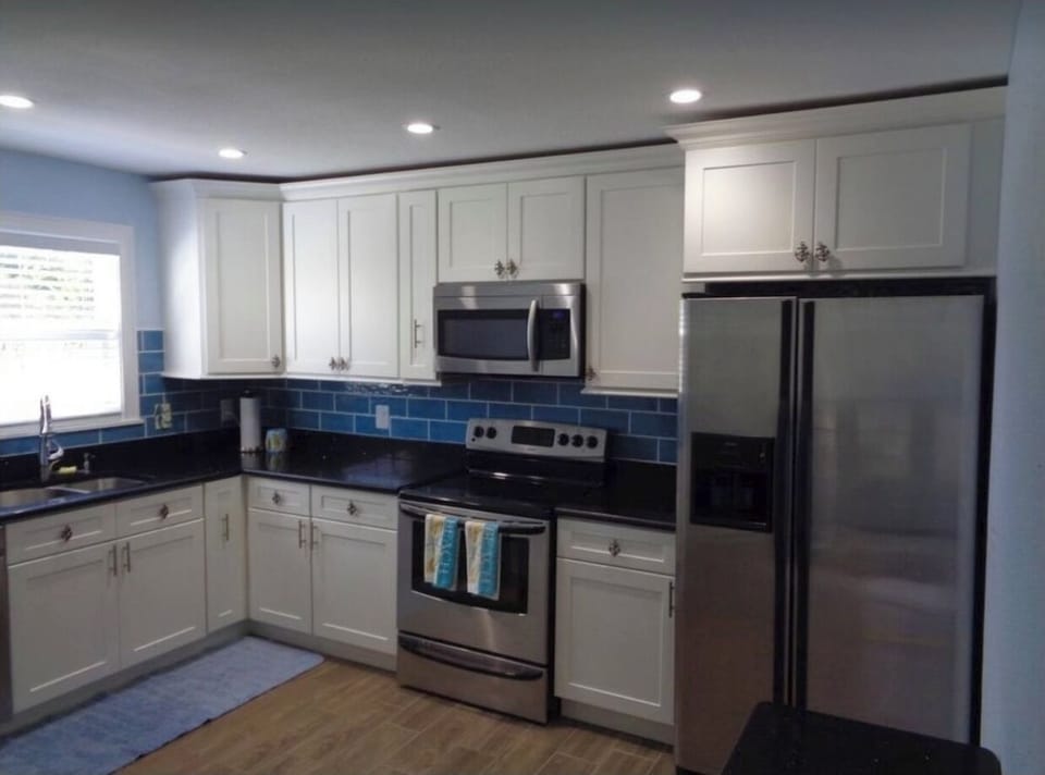 Enjoy cooking dinner and utilizing the full fridge and freezer. 