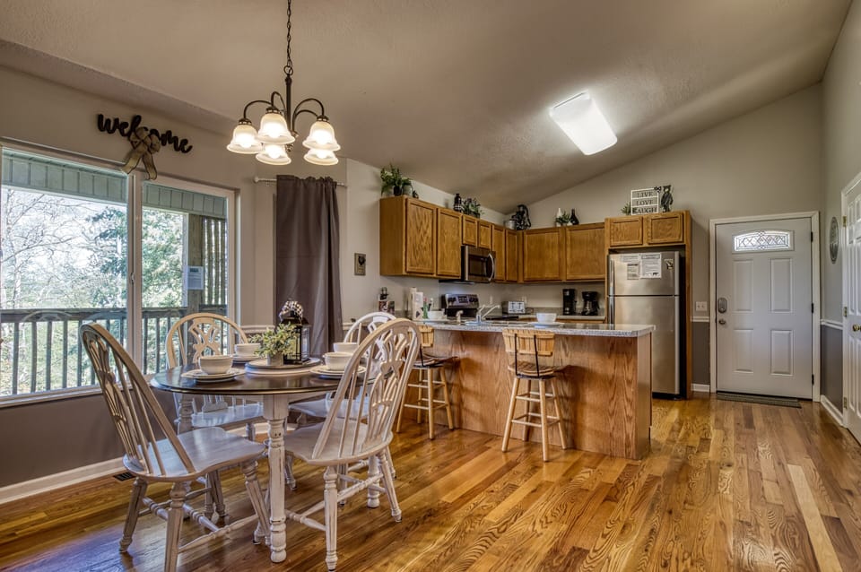 Cabin in the Smokies - Inn the Vicinity - Dining area and fully furnished kitchen