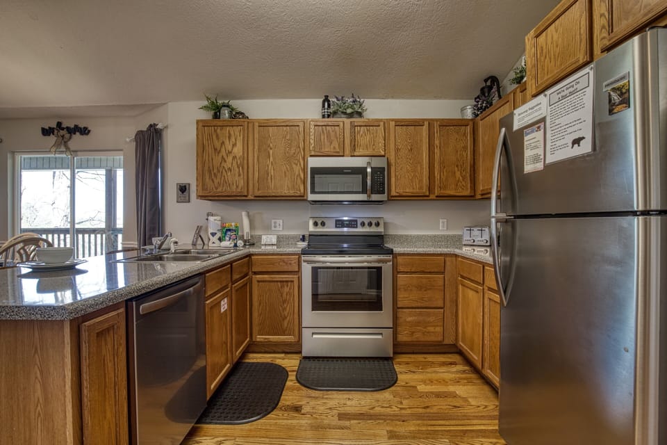 Smoky Mountain Cabin - Inn The Vicinity - Fully furnished kitchen with stainless steel appliances