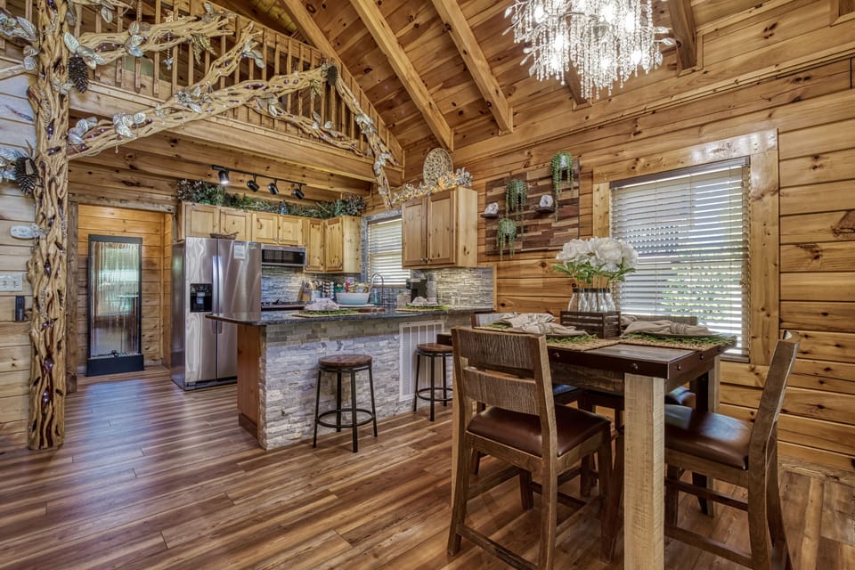 Smoky Mountain Spa Cabin - Spa Dee Dah - Dining area and fully furnished kitchen