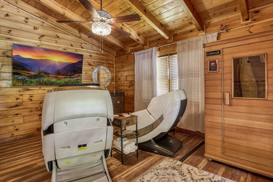 Luxury Cabin in the Smokies - Spa Dee Dah - Upper level loft area with sauna