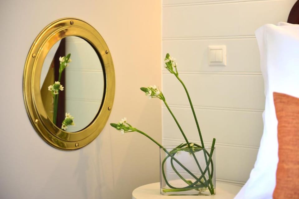 Suite, Garden View | Minibar, in-room safe, desk, blackout drapes