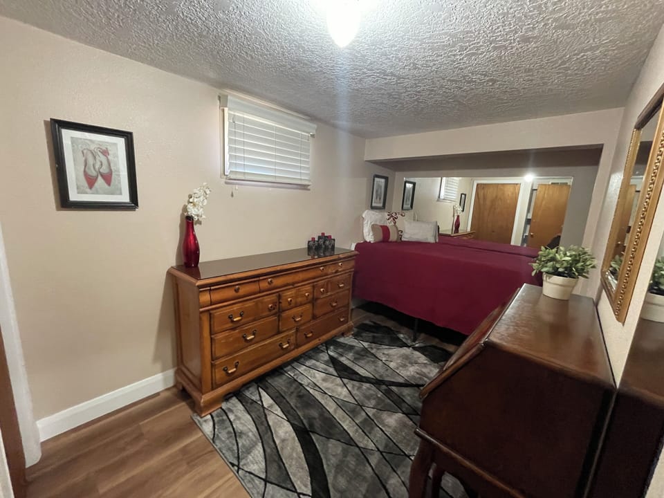 Bedroom 6 with twin bed