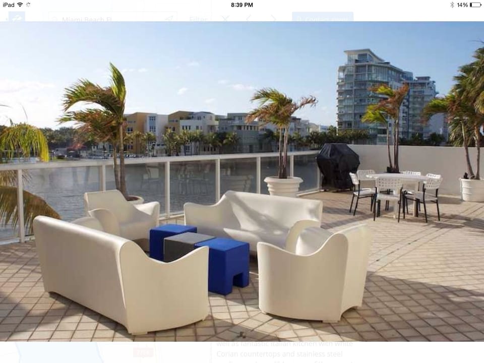 Common use sun deck with loungers and grill