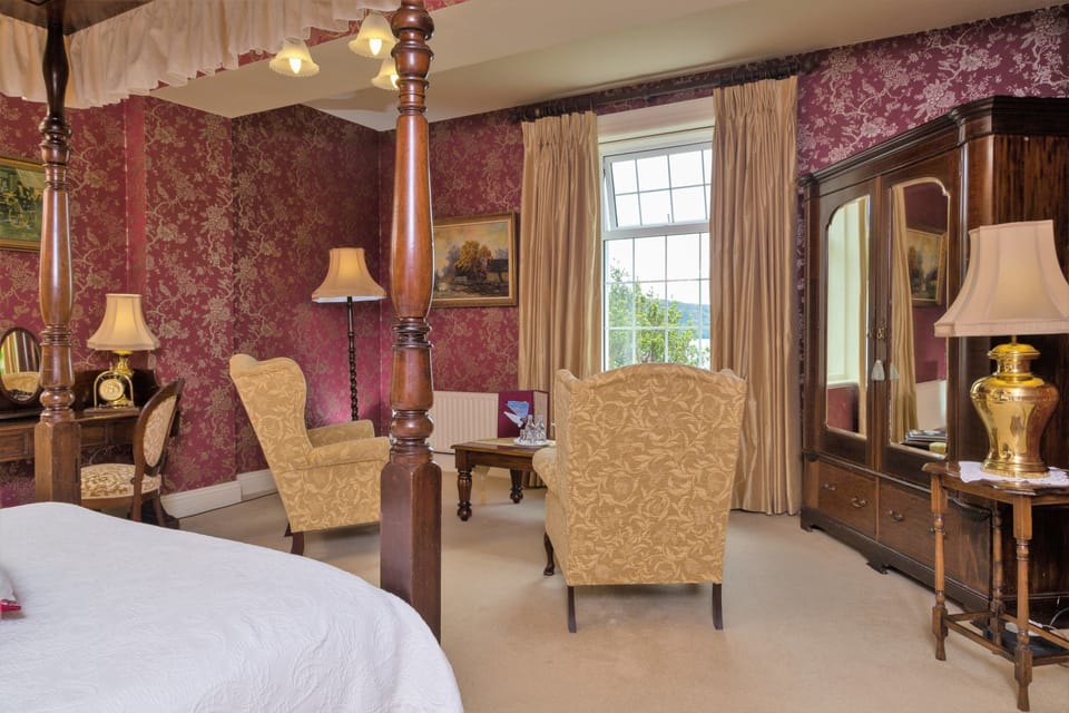 Junior Suite | Desk, iron/ironing board, WiFi (free), bed sheets
