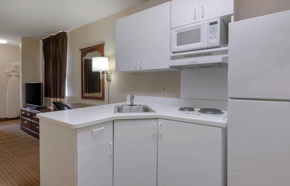 Full-size fridge, microwave, stovetop, coffee/tea maker