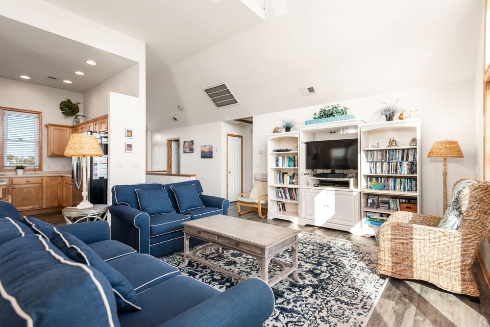 WH591: Shell's Shack l Top Level Living Area