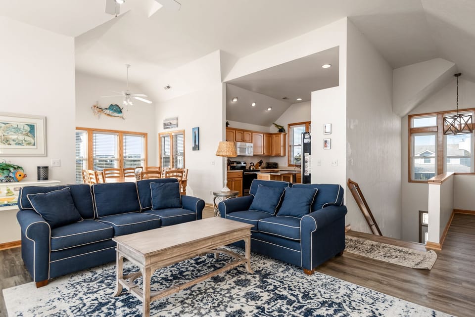 WH591: Shell's Shack l Top Level Living Area