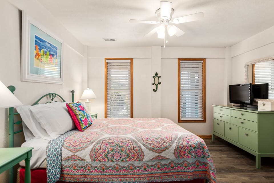 WH591: Shell's Shack l Bottom Level Bedroom 1