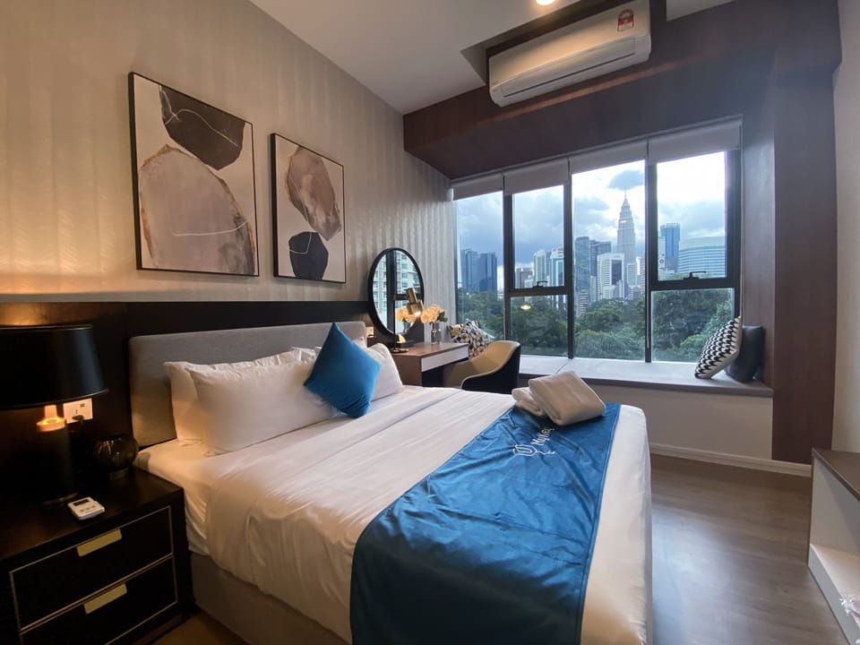 Designer Queen Studio | Desk, free WiFi, bed sheets
