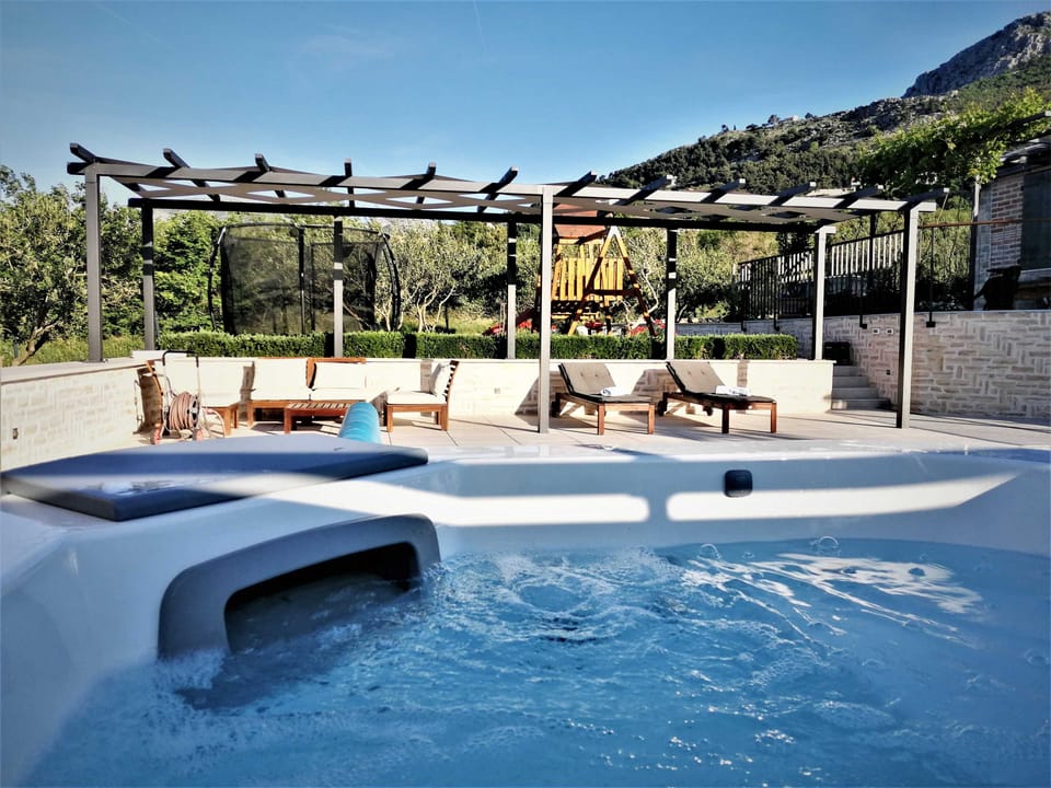 Villa (3 Bedroom Villa with Private Pool) | Private spa tub