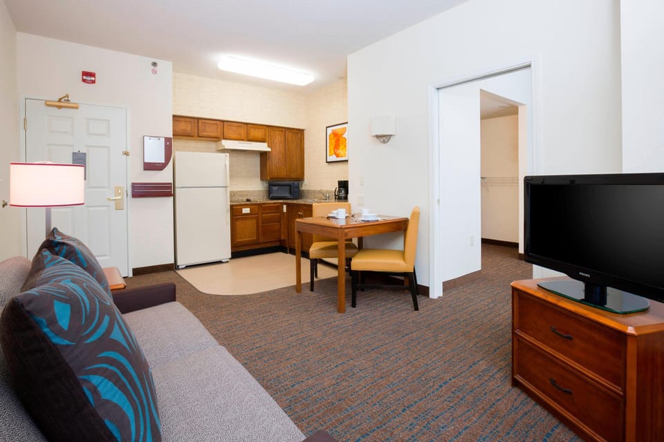 Suite, 1 Bedroom | Premium bedding, desk, iron/ironing board, cribs (free)