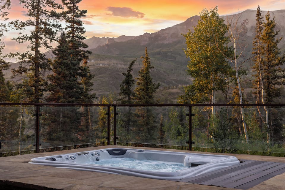 5.4-telluride-overlook-haus-patio-hot-tub3