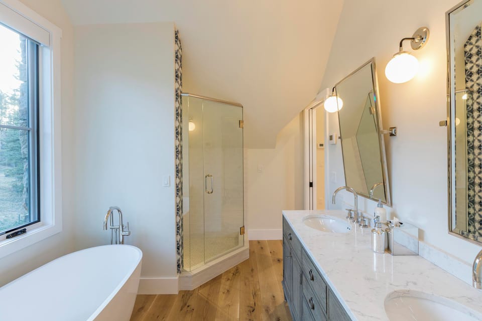 8.1-telluride-overlook-haus-guest-guest-suite-bathroom