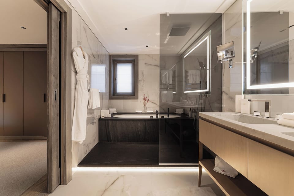 Junior Suite | Bathroom | Designer toiletries, hair dryer, bathrobes, slippers