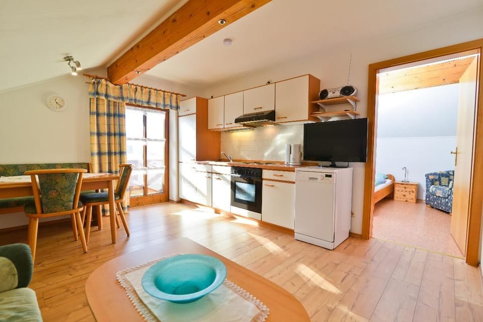 Apartment, 3 Bedrooms, 2 Bathrooms (Arber) | Private kitchen | Full-size fridge, oven, stovetop, dishwasher