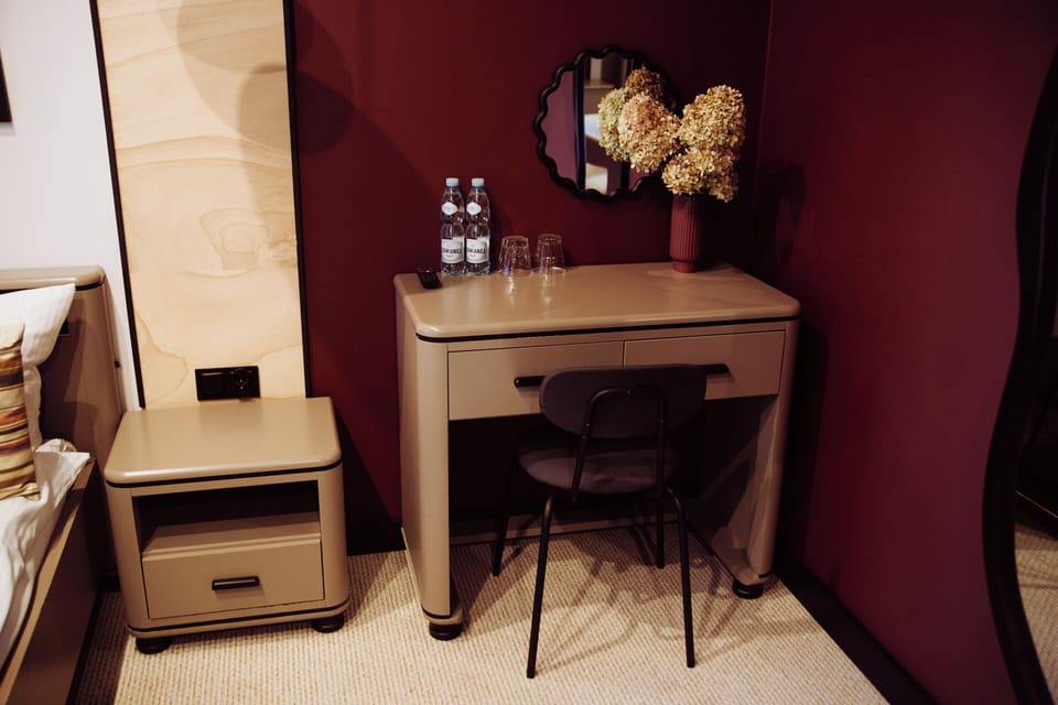 Deluxe Studio Suite | Desk, free cribs/infant beds, free WiFi, bed sheets