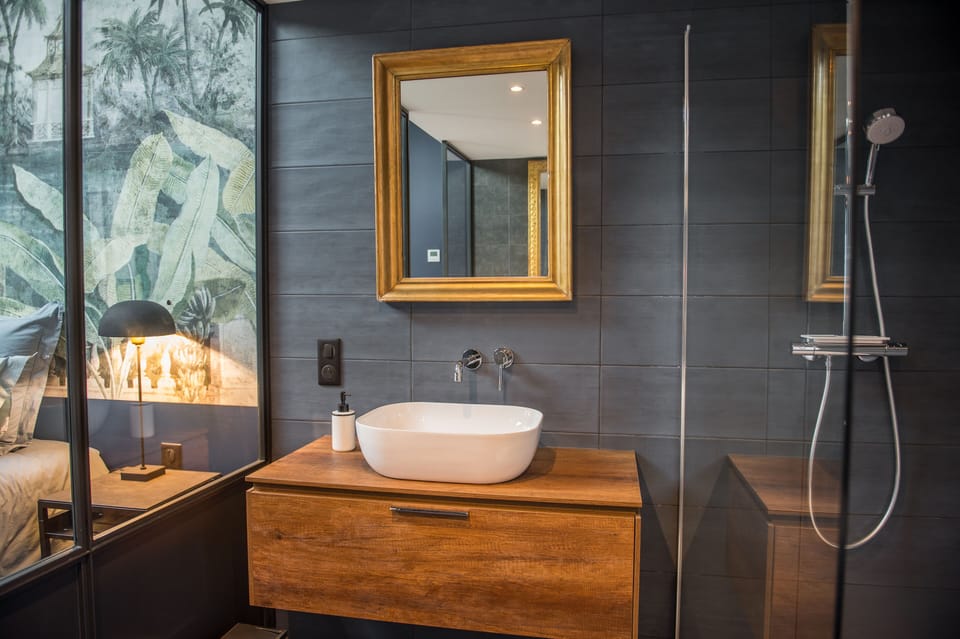 Deluxe Suite (Solène) | Bathroom | Hair dryer, bathrobes, slippers, towels