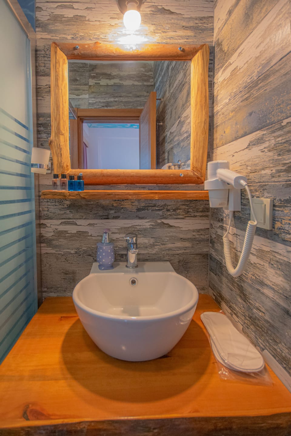 Premium Double or Twin Room | Bathroom | Shower, rainfall showerhead, hair dryer, slippers