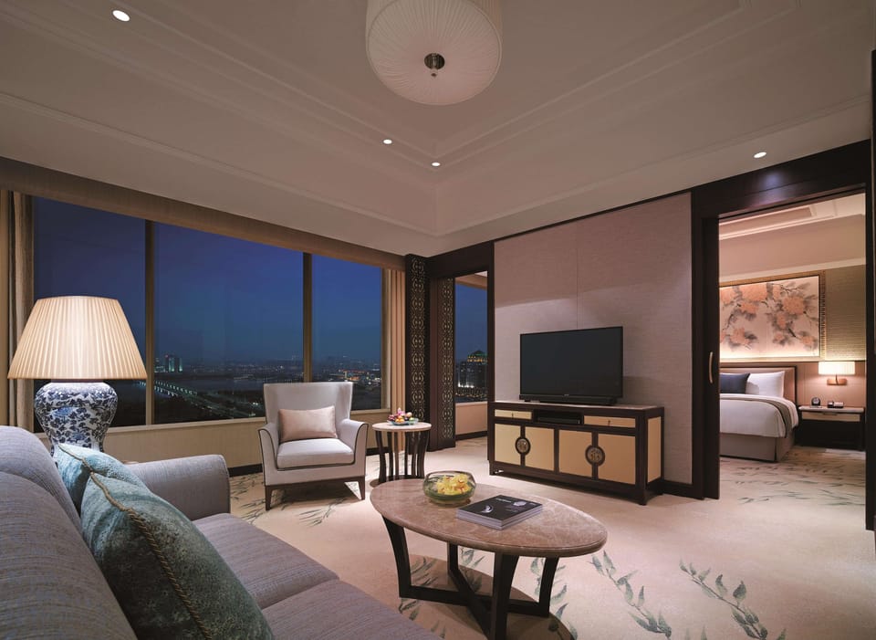 Executive Suite, 1 King Bed, Lake View | 1 bedroom, minibar, in-room safe, desk