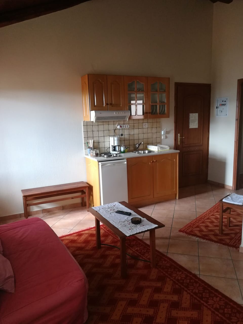 Deluxe Penthouse | Living area | 32-inch LCD TV with digital channels, TV, DVD player