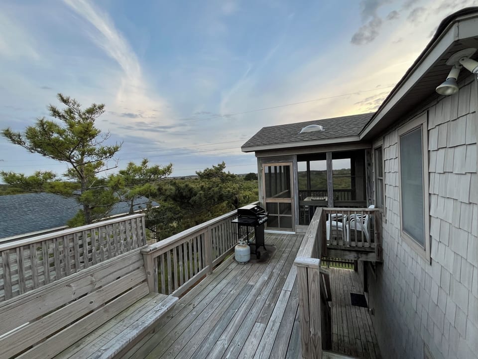 Side Deck, Gas Grill. 