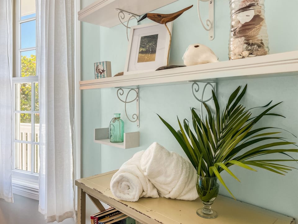"The house was clean and decorated so cute." -Christy