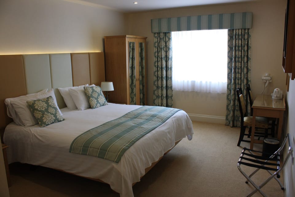 Deluxe Room, 1 King Bed, Accessible | Desk, laptop workspace, blackout drapes, iron/ironing board