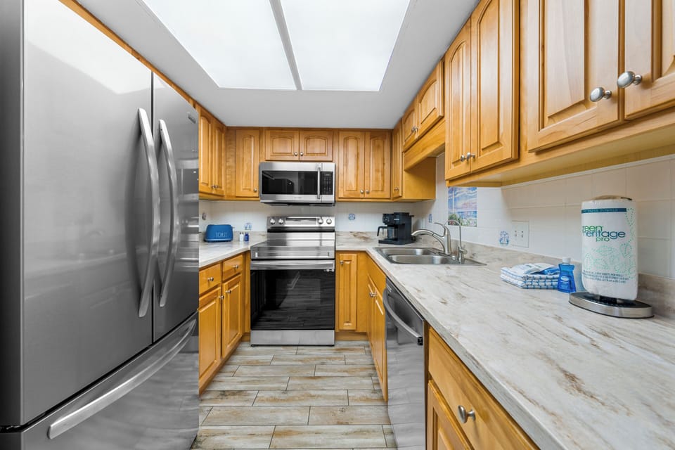 Comfort Condo | Private kitchen | Full-size fridge, microwave, oven, stovetop