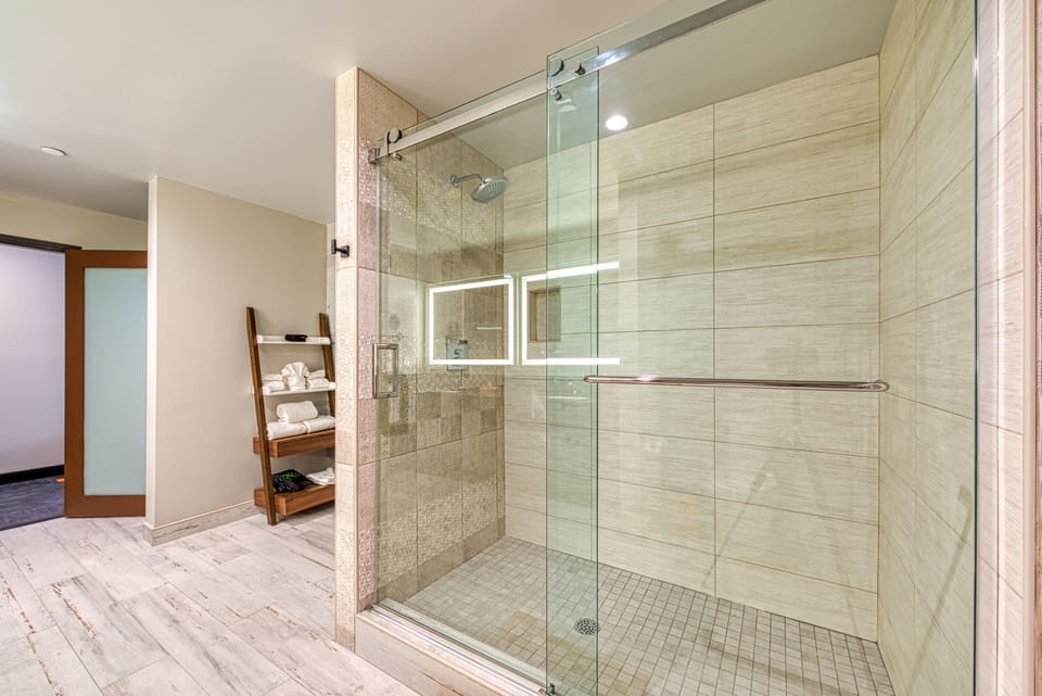 Old Town King Suite with Shower | Bathroom shower