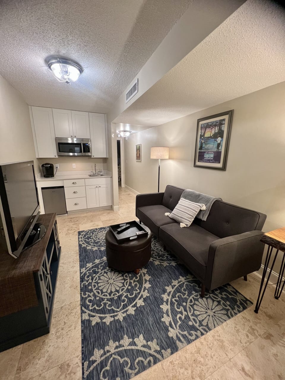 Second living area with kitchenette 