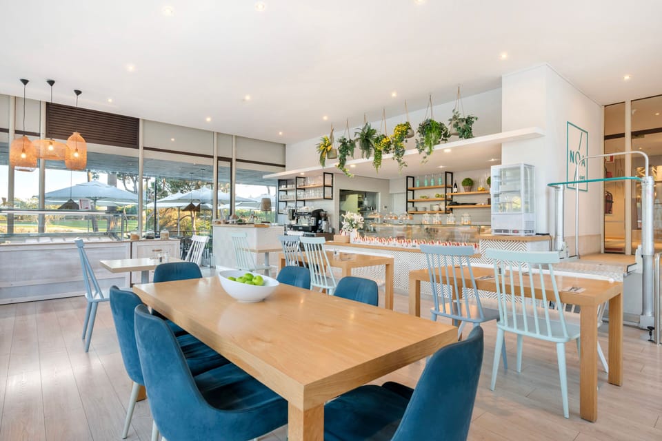 Bright and modern dining space, perfect for enjoying fresh meals throughout the day.