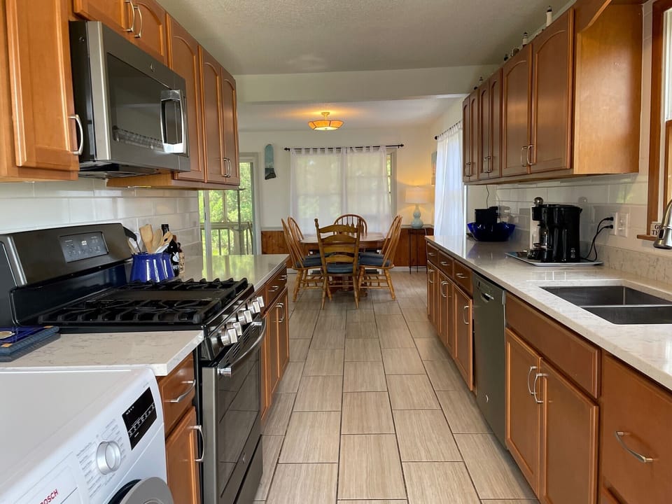 Kitchen (alternate view)