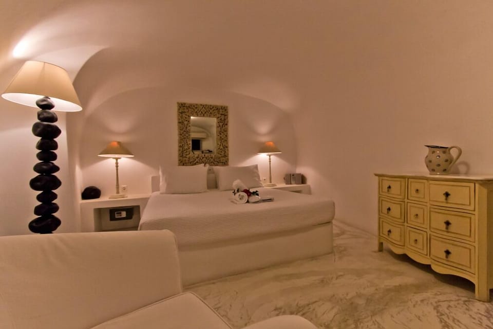 Superior Cave Suite with Hot Tub and Caldera View (Olive) | Egyptian cotton sheets, premium bedding, down comforters