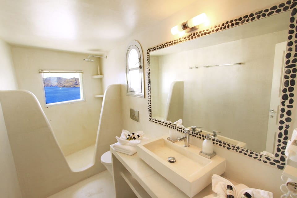 Deluxe Two-Bedroom Cave Suite with Hot Tub and Caldera View (Lavender) | Bathroom | Shower, free toiletries, hair dryer, bathrobes