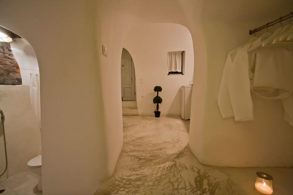 Superior Cave Suite with Hot Tub and Caldera View (Olive) | Egyptian cotton sheets, premium bedding, down comforters
