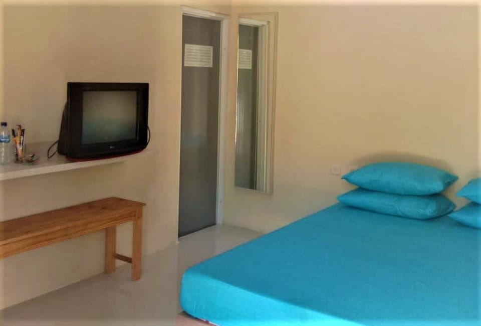 Desk, free WiFi, bed sheets