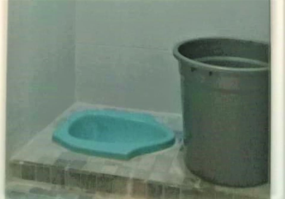 Shower, free toiletries, towels