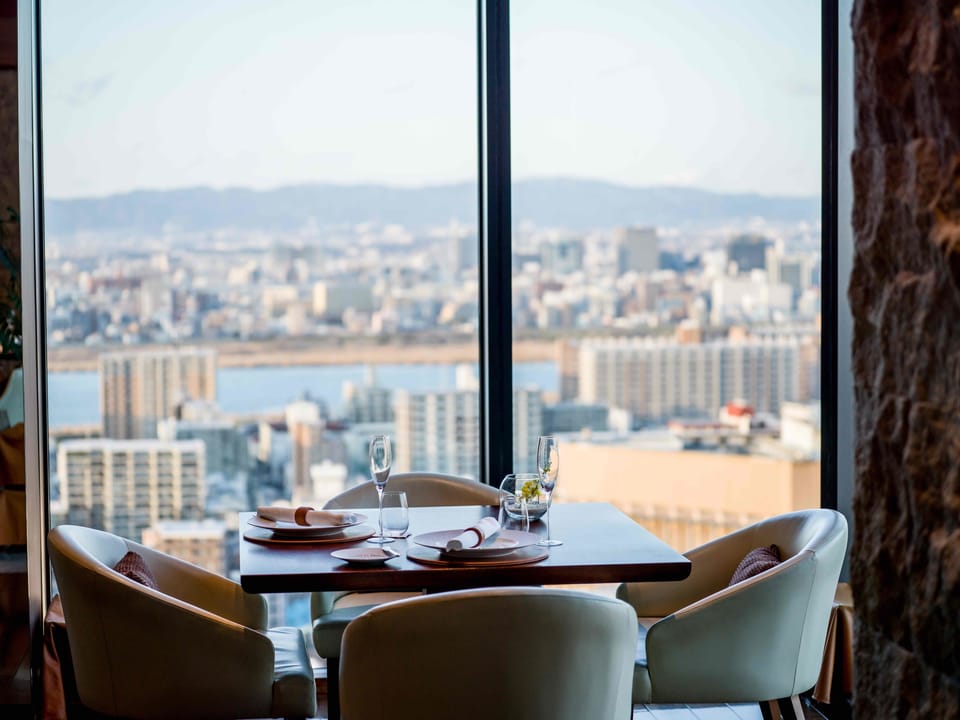 2 restaurants; breakfast, lunch, and dinner served