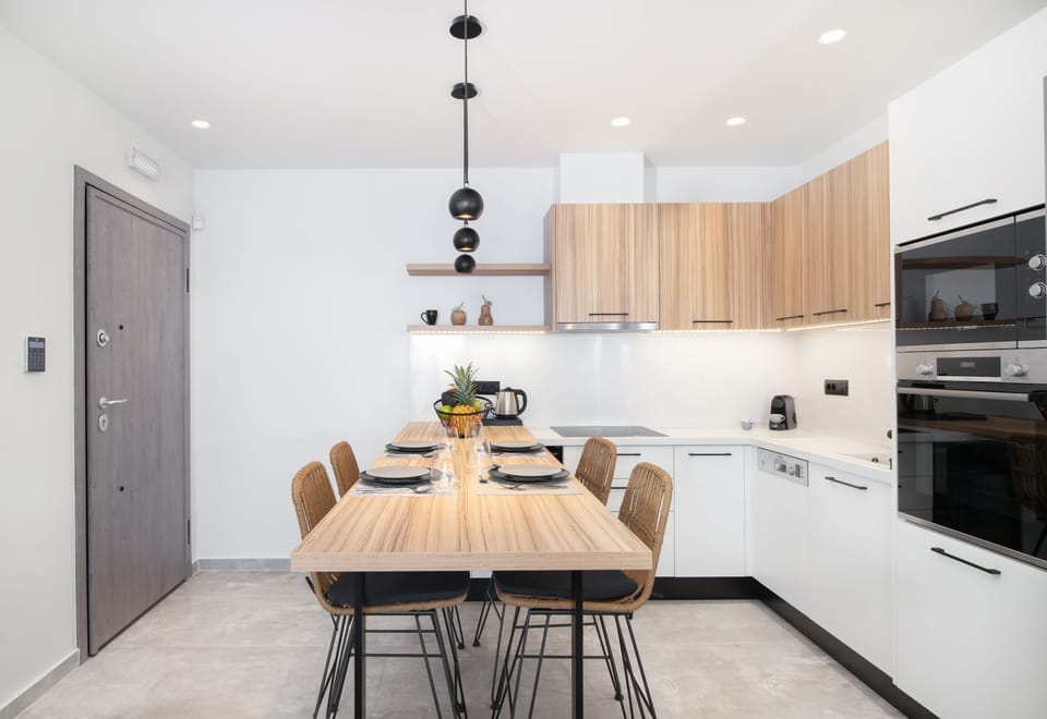 Fully equipped kitchen with indoor dining table!