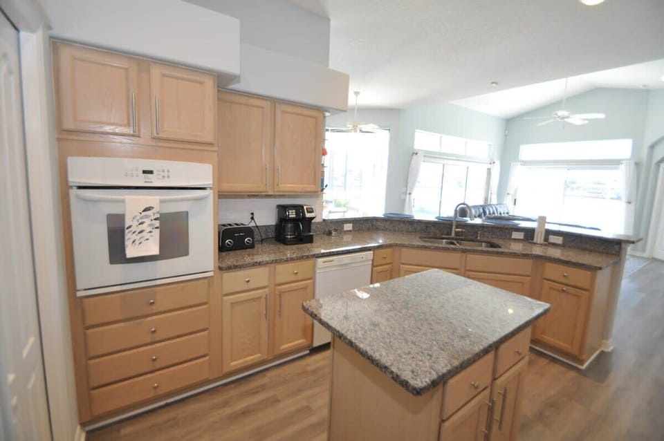 Full stocked kitchen w granite countertops