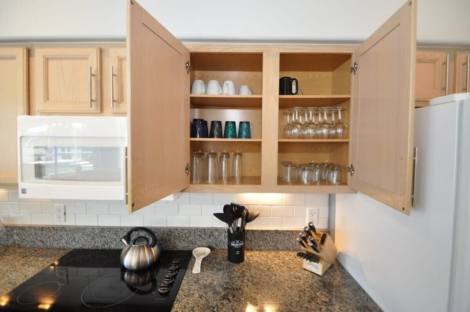 Full stocked kitchen w granite countertops