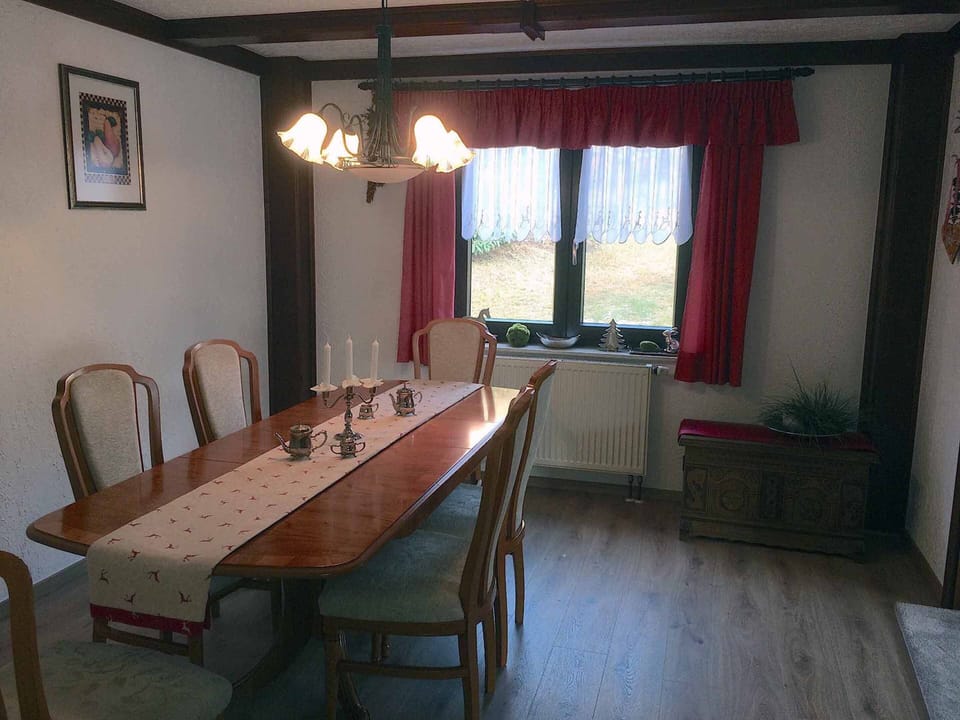 House, 2 Bedrooms, Balcony | In-room dining