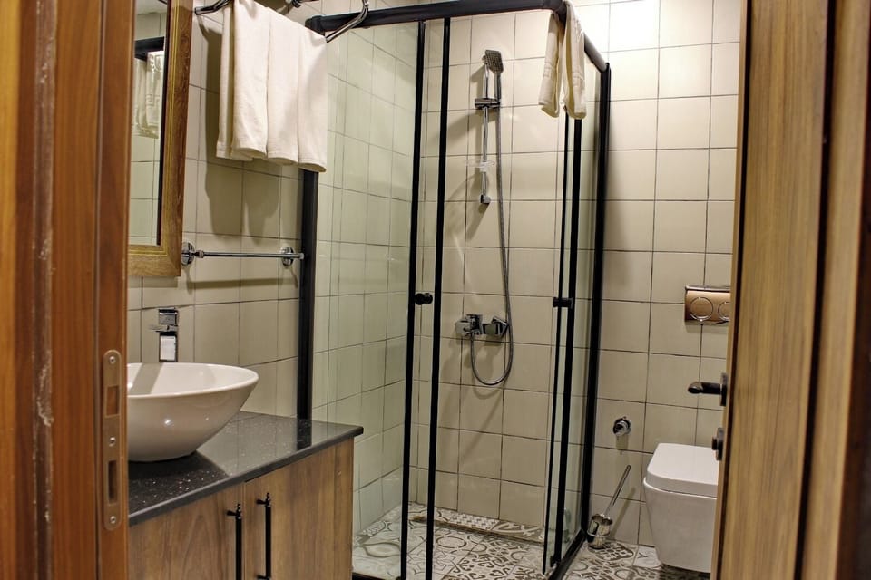 Standard Single Room | Bathroom | Shower, rainfall showerhead, hair dryer, slippers